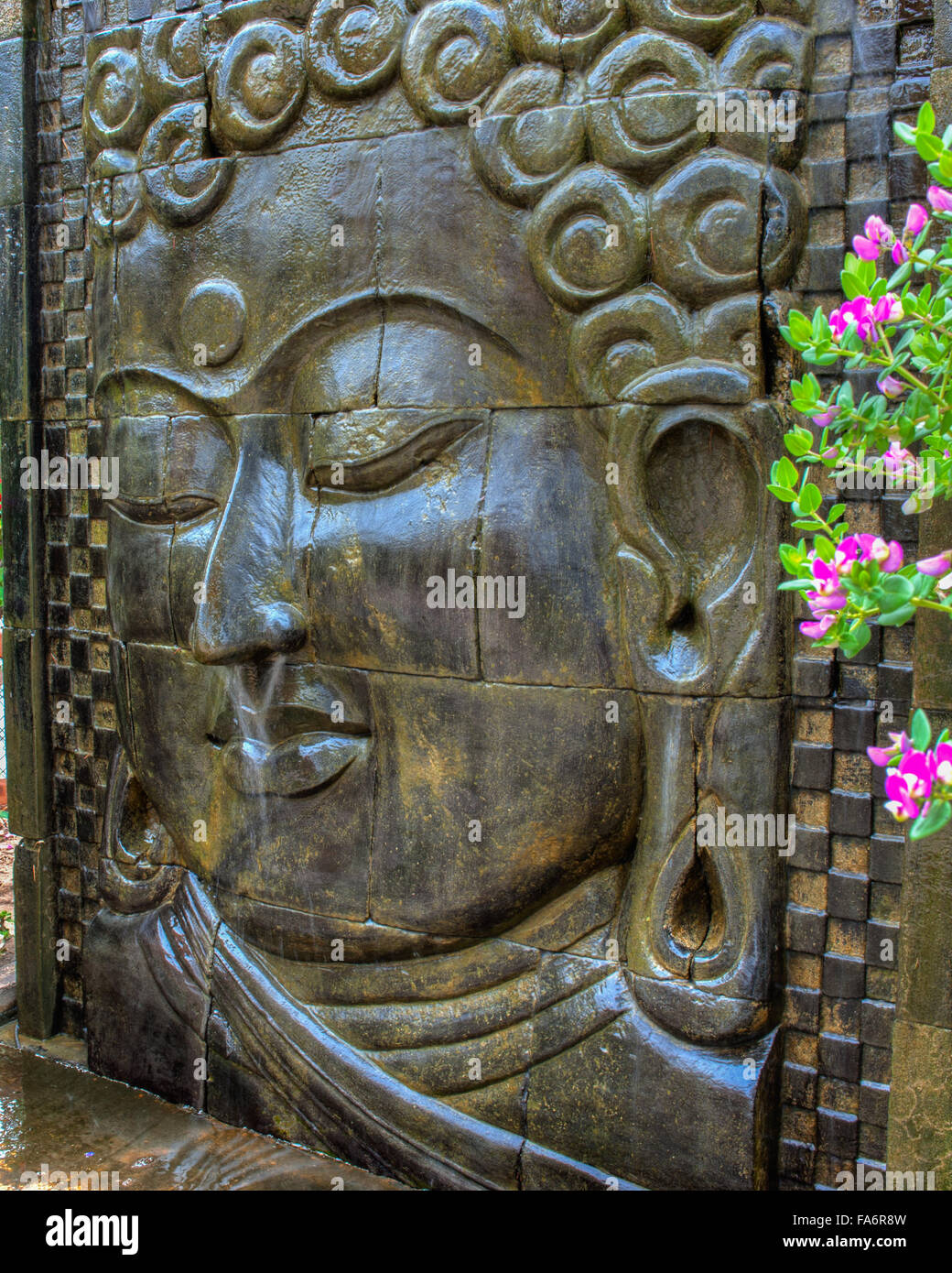 Fontana buddista nel giardino del tempio Foto Stock