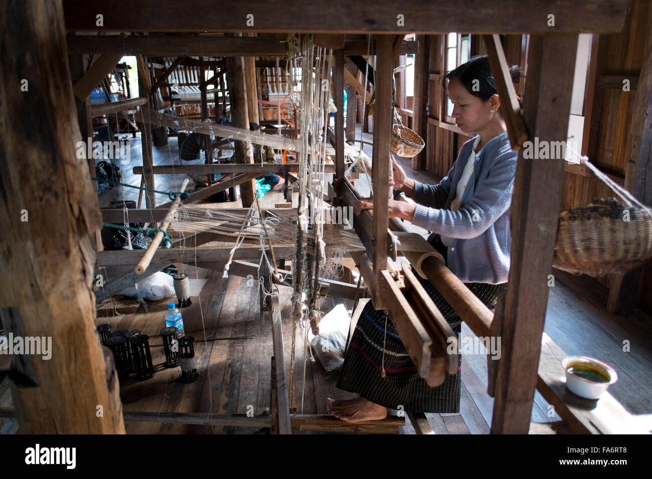 Tradizionale birmana fabbricazione tessile accanto al Lago Inle , Myanmar Foto Stock