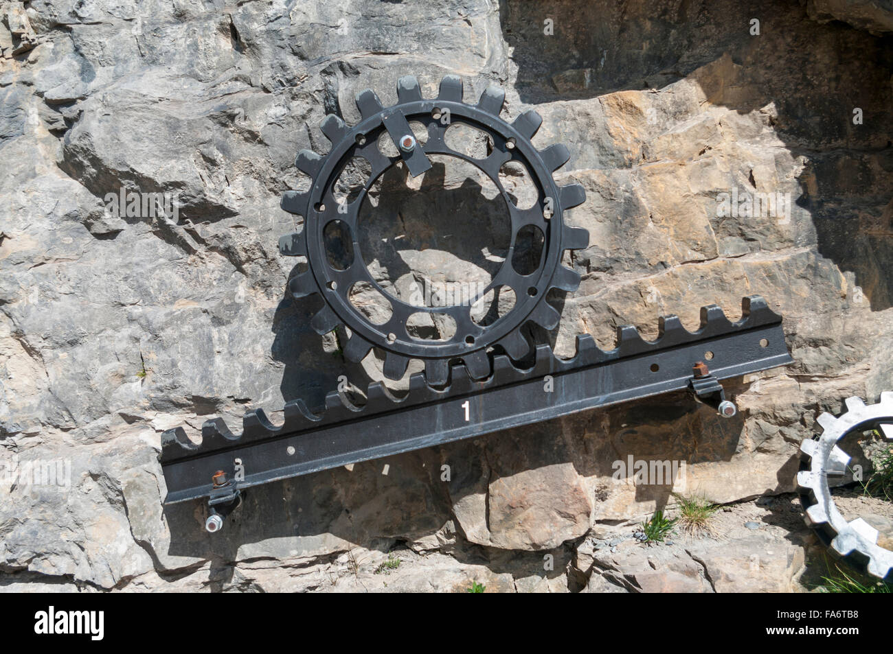 Sezione del sistema Strub cremagliera e pignone come usato su molte ferrovie a cremagliera. Inventato da ingegnere svizzero Emil Strub. Foto Stock