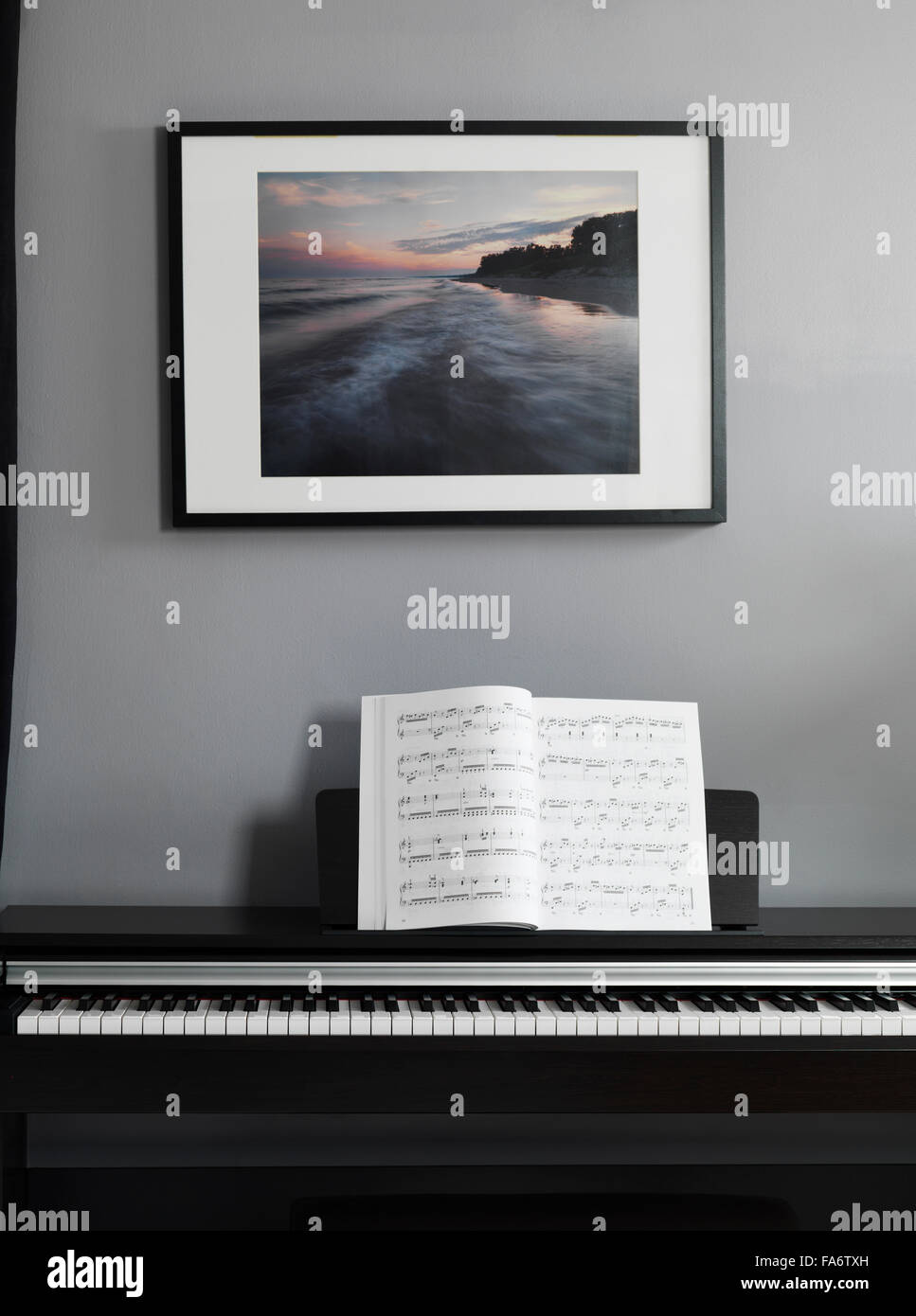 Pianoforte digitale tastiera con spartiti in una sala interna Foto Stock