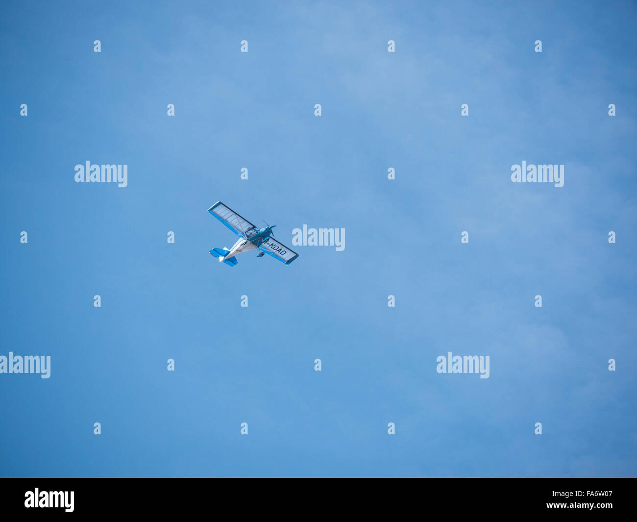 Singola elica aereo contro un cielo blu Foto Stock