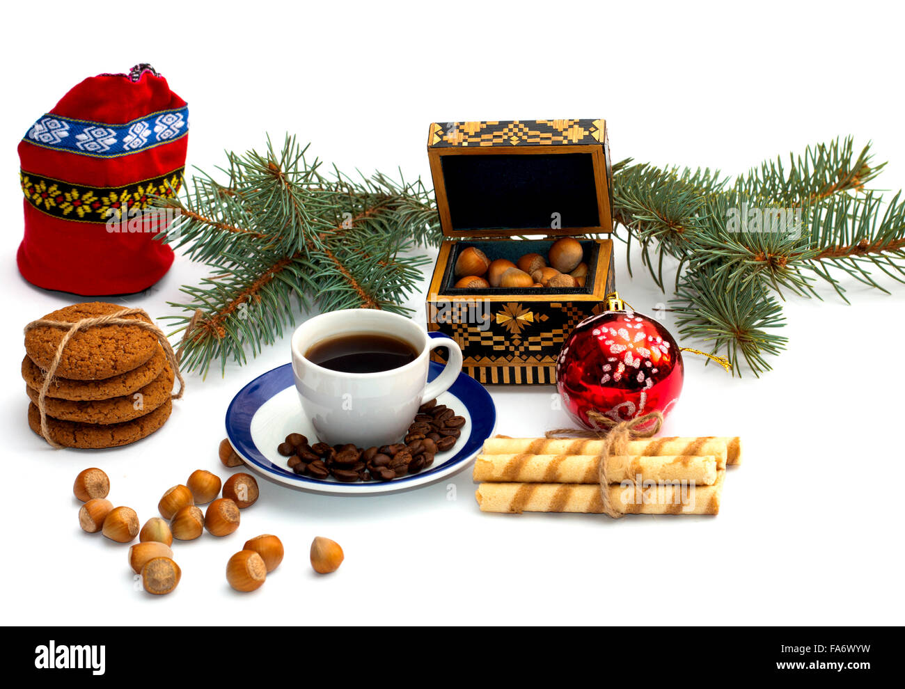 Sacchetto rosso, caffè, fir-ramo di albero, scrigno e foresta nutlets, oggetto bevande calde e dolci Foto Stock