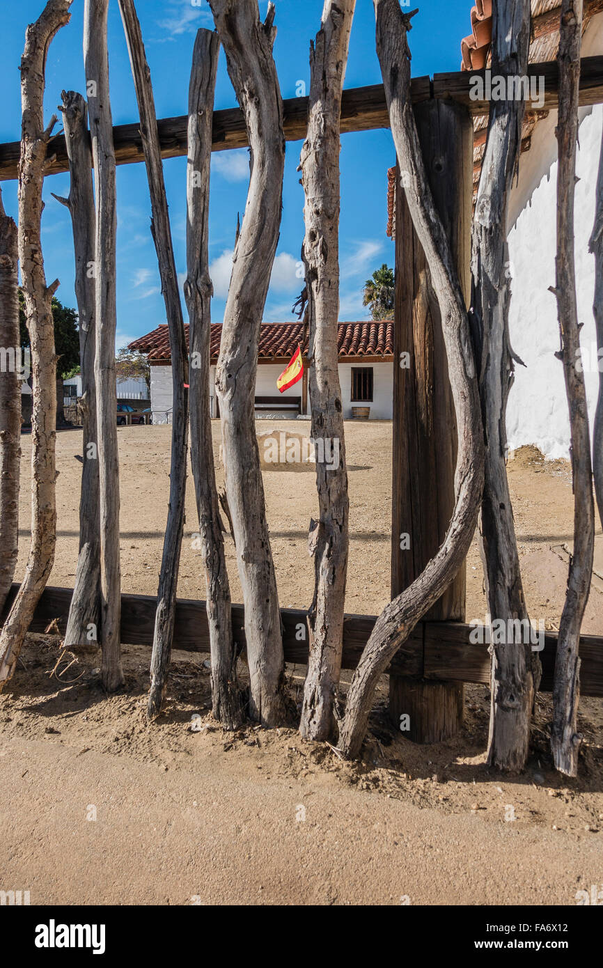 Un stile primitivo recinzione fatta fuori dei rami di alberi in primo piano a Santa Barbara Presidio, una ricostruzione di origi Foto Stock