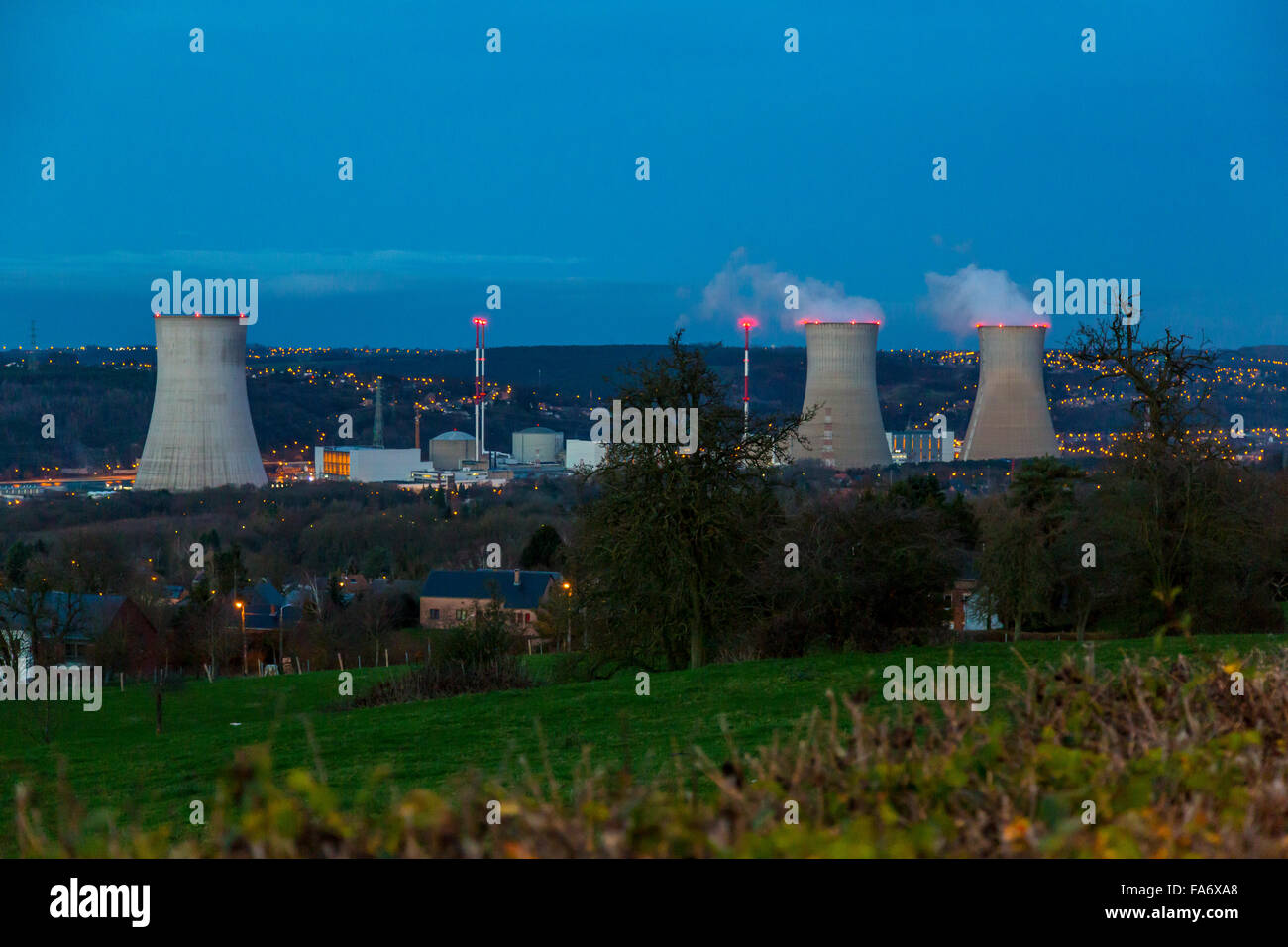 Il belga centrale nucleare di Tihange, 3 acqua pressurizzata reattore, in HUY, Belgio, al fiume Maas, gestito da Electrabel gruppo, Foto Stock