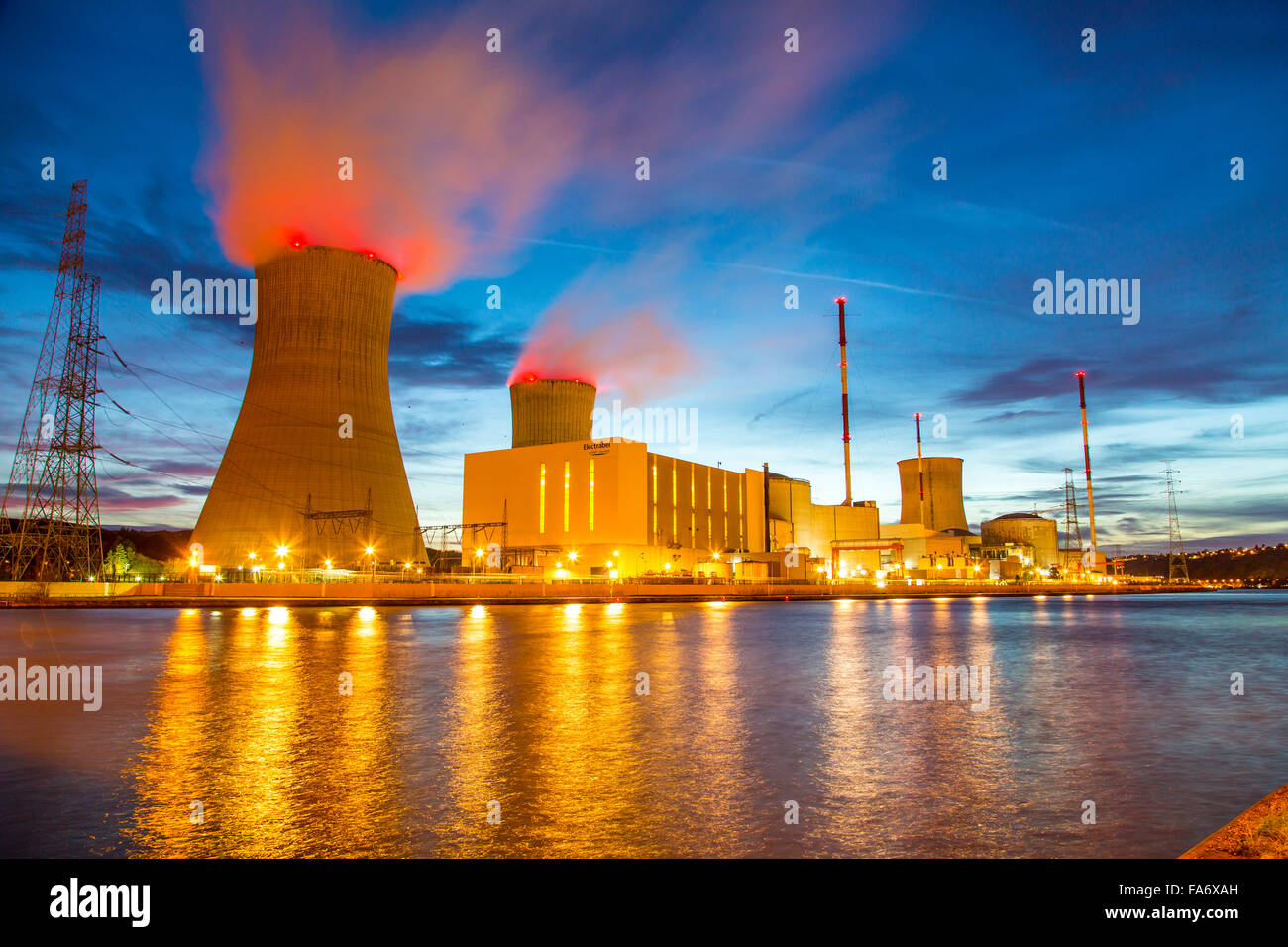 Il belga centrale nucleare di Tihange, 3 acqua pressurizzata reattore, in HUY, Belgio, al fiume Maas, gestito da Electrabel gruppo, Foto Stock