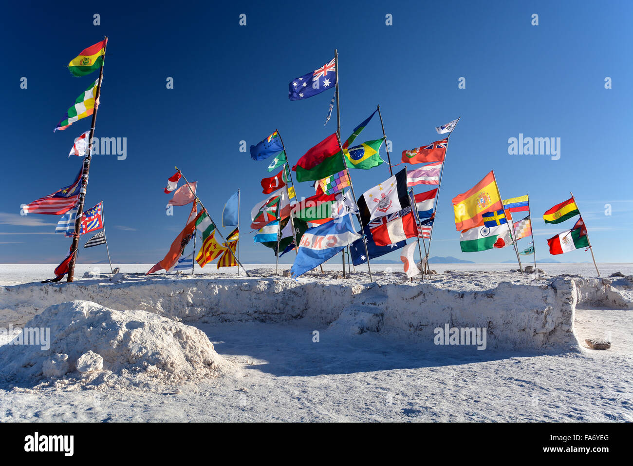 Bandiere internazionali nel vento, sale, hotel de sal playa blanca, Salar de Uyuni, altiplano, Bolivia Foto Stock