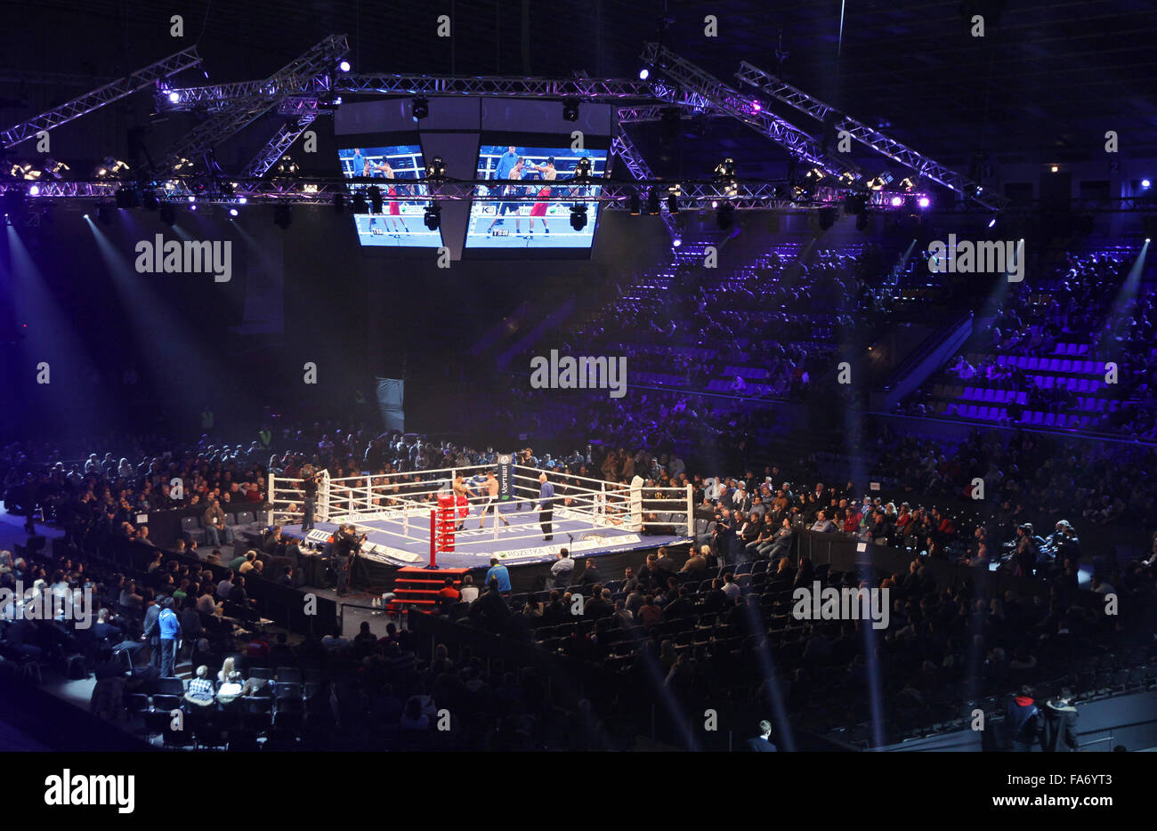 Kiev, Ucraina - 13 dicembre 2014: il suo giro di tribune del Palazzo dello Sport di Kiev durante "Serata di boxe' Foto Stock