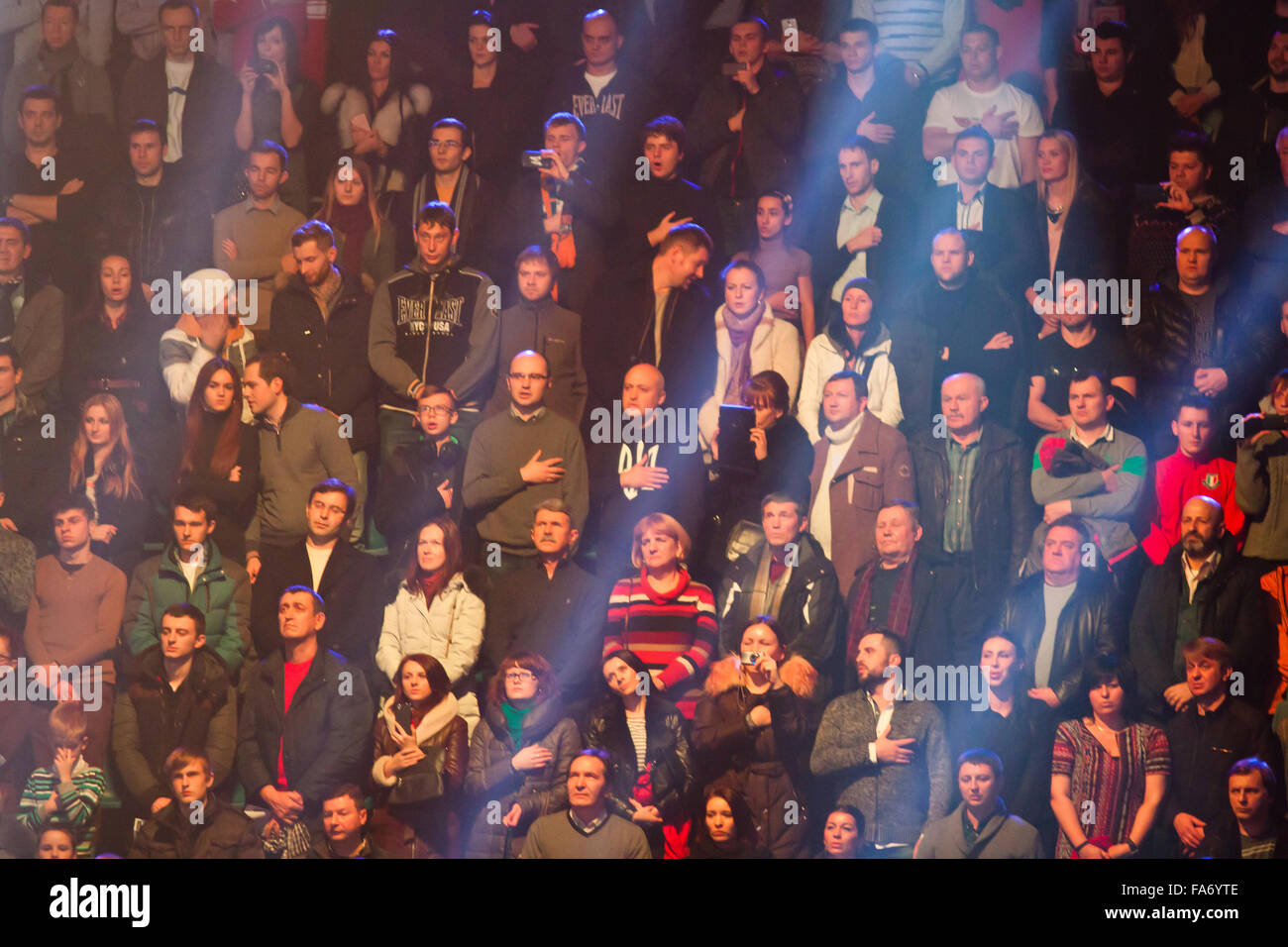 Kiev, Ucraina - 13 dicembre 2014: gente canta l'Inno Nazionale dell'Ucraina prima WBO Cruiserweight intercontinentale titolo di lotta tra Oleksandr Usyk (Ucraina) e Danie Venter (Sud Africa) Foto Stock