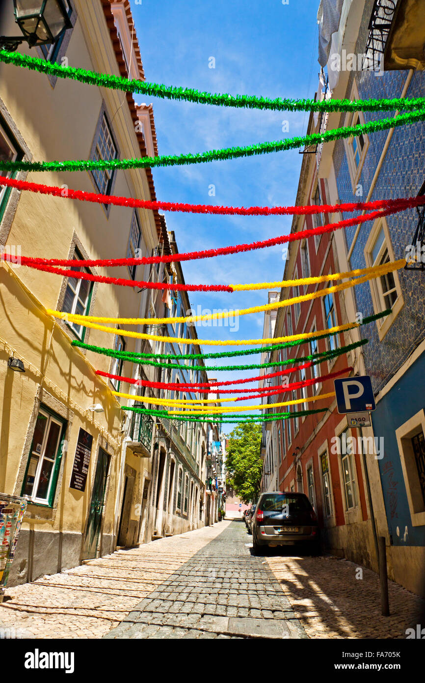 Lisbona, Portogallo - 13 giugno 2013: Lisbona street con decorazione di vacanza durante il Festival di Lisbona (festas de Lisboa) Foto Stock