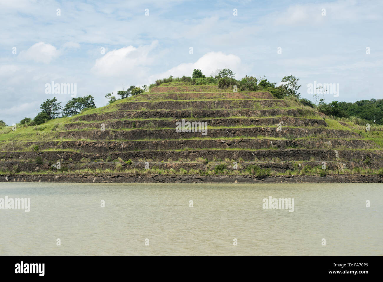 Canale di Panama, Panama--terrazze sulla parete di scavo del Canale di Panama, con le terrazze progettati per impedire frane, un problema ricorrente sul canale. Inaugurato nel 1914, il canale di Panama è un cruciale corsia di spedizione tra il oceani Atlantico e Pacifico che significano che le navi che non dispongono di andare intorno alla parte inferiore del Sud America o al di sopra della sommità del Canada. Il canale è stato originariamente costruito e gestito dagli Stati Uniti ma è stato restituito a Panama nel 1999. Foto Stock