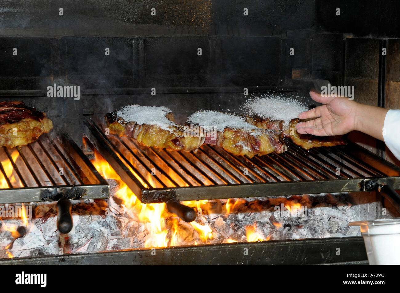 Grandi carni bovine T-bone steak grigliate sul barbecue grill salati. Ristorante Sagardi, a Barcellona,Spagna Foto Stock