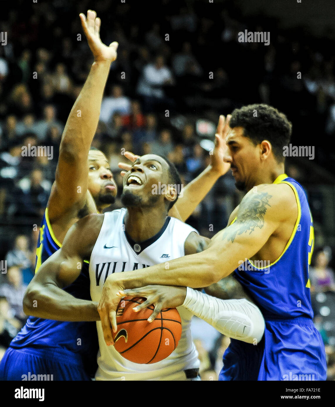 Villanova, Pennsylvania, USA. 22 Dic, 2015. Dicembre 22, 2015 : Villanova di ponti Mikal viene sporcata da Delaware di Skye Johnson come egli va per un colpo durante il NCAA basketball match tra il Delaware Blue galline e Villanova Wildcats presso il padiglione a Villanova, Pensilvania il 22 dicembre 2015. Villanova ha vinto 78-48. Scott Serio/ESW/CSM/Alamy Live News Foto Stock