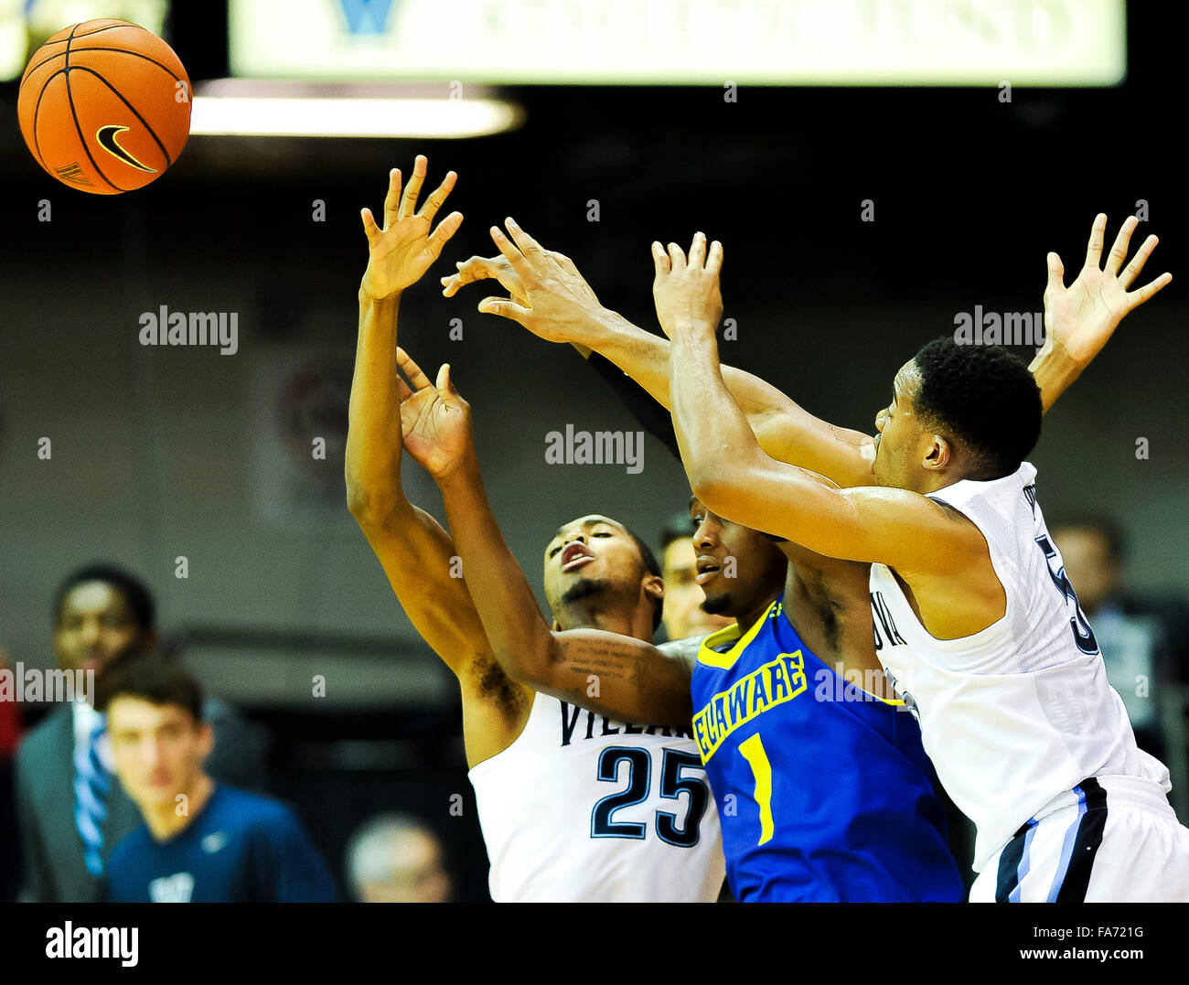 Villanova, Pennsylvania, USA. 22 Dic, 2015. Dicembre 22, 2015 : Villanova di Phil Booth e Mikal ponti difendere del Delaware Kory Holden durante il NCAA basketball match tra il Delaware Blue galline e Villanova Wildcats presso il padiglione a Villanova, Pensilvania il 22 dicembre 2015. Villanova ha vinto 78-48. Scott Serio/ESW/CSM/Alamy Live News Foto Stock