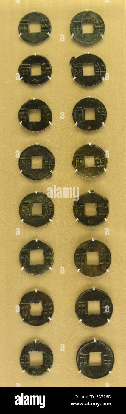 Stringa di quattro di semi-liang denaro. Han Occidentale (206 A.C. al 25 D.C.). Il Museo di Shanghai. Foto Stock