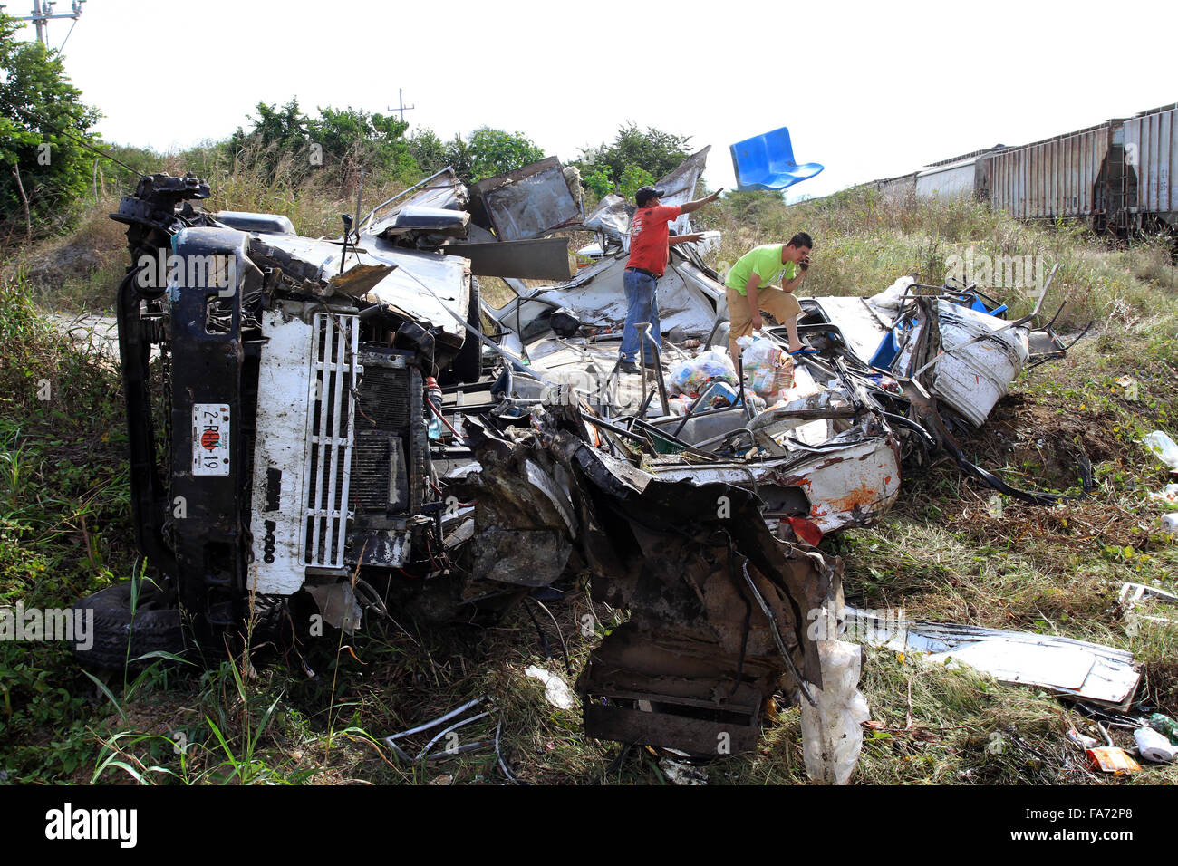 Mazatlan, Sinaloa Stato del Messico. 22 Dic, 2015. Le persone sono considerate sui detriti in corrispondenza del sito di collisione di un veicolo personale carrello e un treno merci in Mazatlan, Sinaloa Stato del Messico, a Dic. 22, 2015. Secondo la stampa locale, l'incidente sull'autostrada Habal-Cerritos in Mazatlan quattro morti e circa 22 feriti. Credito: Juan Perez/Xinhua/Alamy Live News Foto Stock
