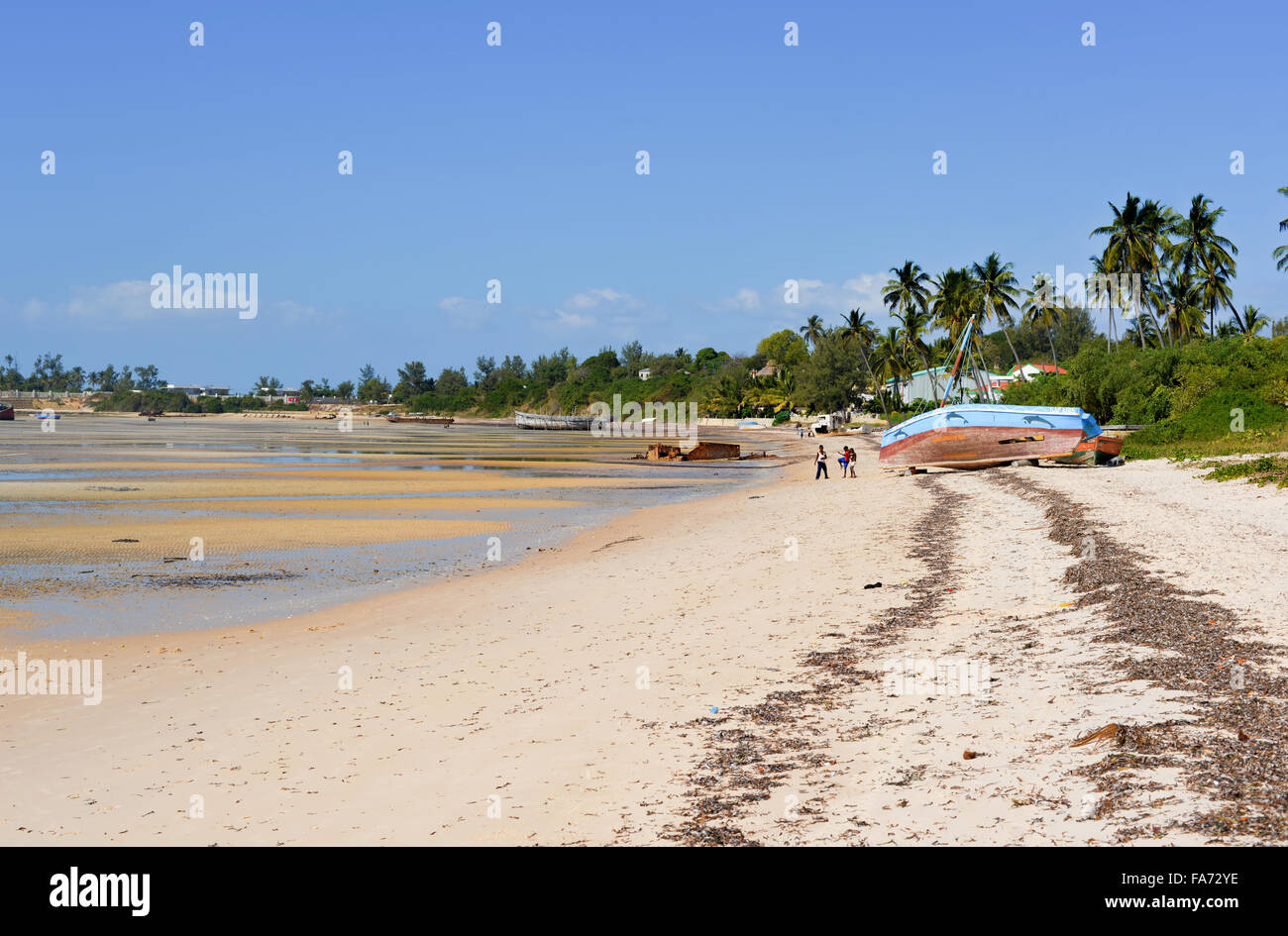 Vista panoramica di Vilanculos Beach in Mozambico durante la bassa marea. Si possono vedere i vari dhows appoggiata nella sabbia. Foto Stock