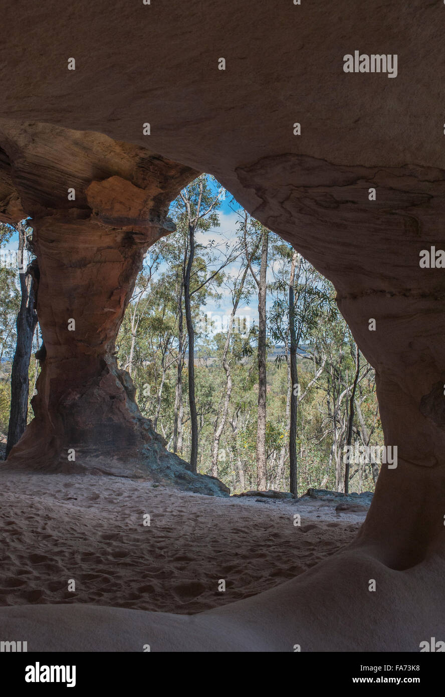 Grotta di arenaria nella foresta di Pilliga, Nuovo Galles del Sud, Australia Foto Stock