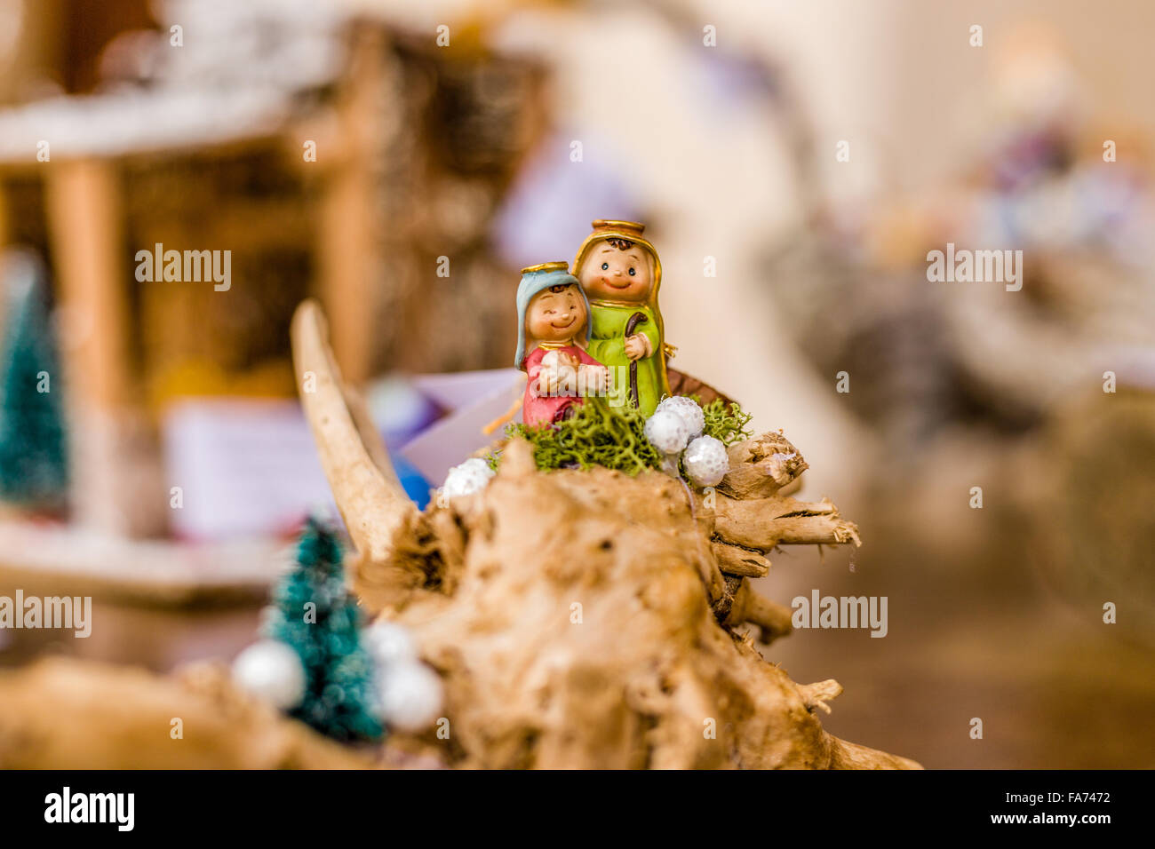 Presepe con giuseppe, maria e gesù bambino. sfondo bianco con disegni