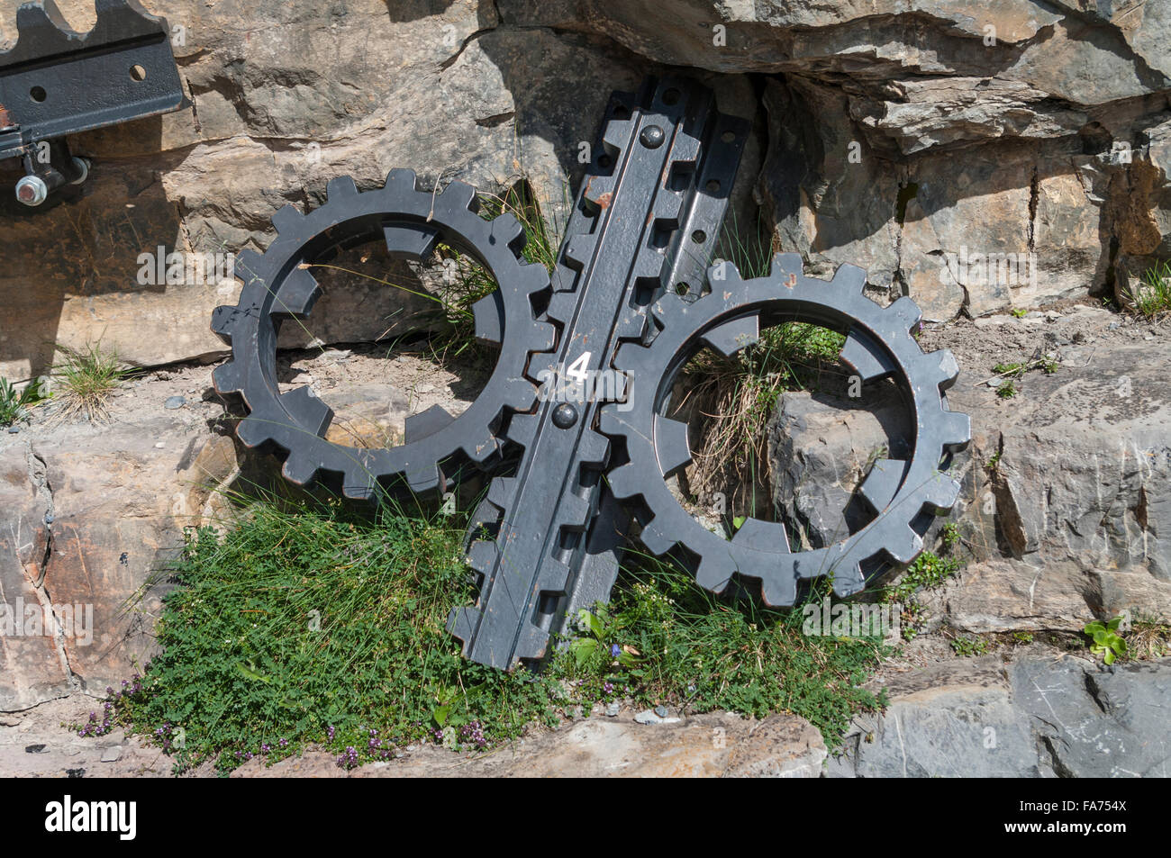 Sezione del sistema Locher cremagliera e pignone come usato sul Pilatus ferrovia a cremagliera. Inventato da ingegnere Svizzero Eduard Locher. Foto Stock