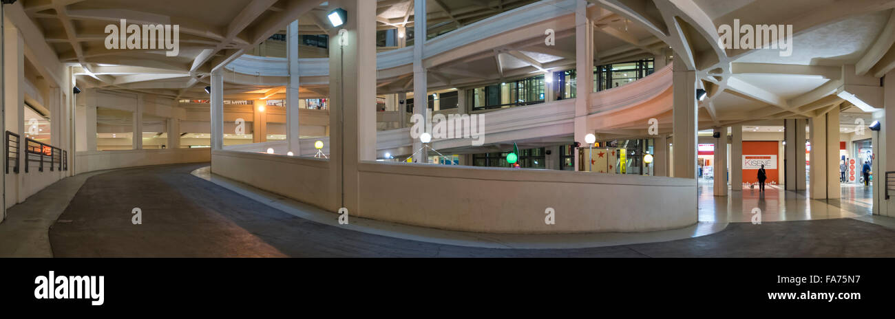 Rampa a spirale per le vetture fino al tetto del Lingotto, ora utilizzato per accedere ai piani superiori del Lingotto shopping mall. Foto Stock