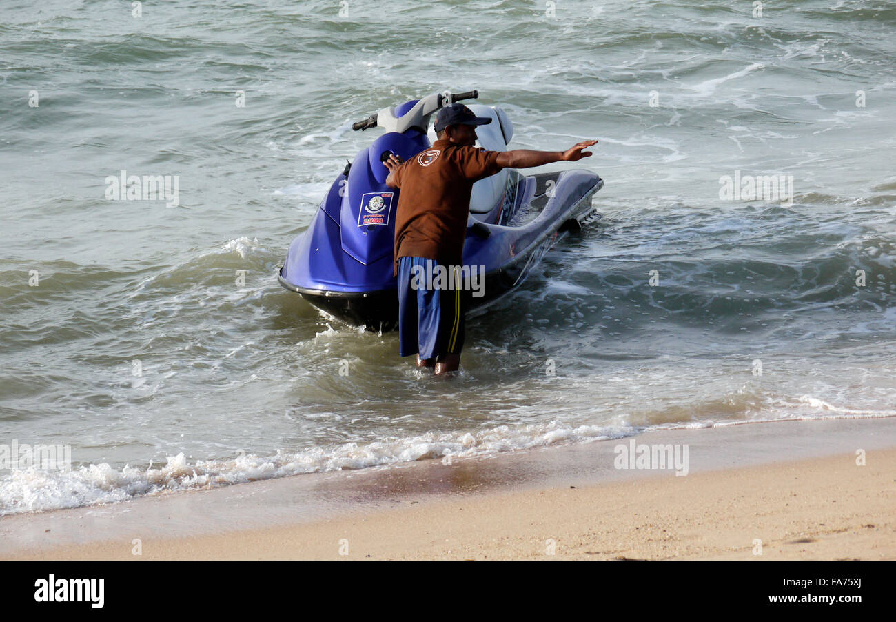 Un jetski proprietario operativa con la sua jetski sulla spiaggia di Pattaya in Thailandia Foto Stock