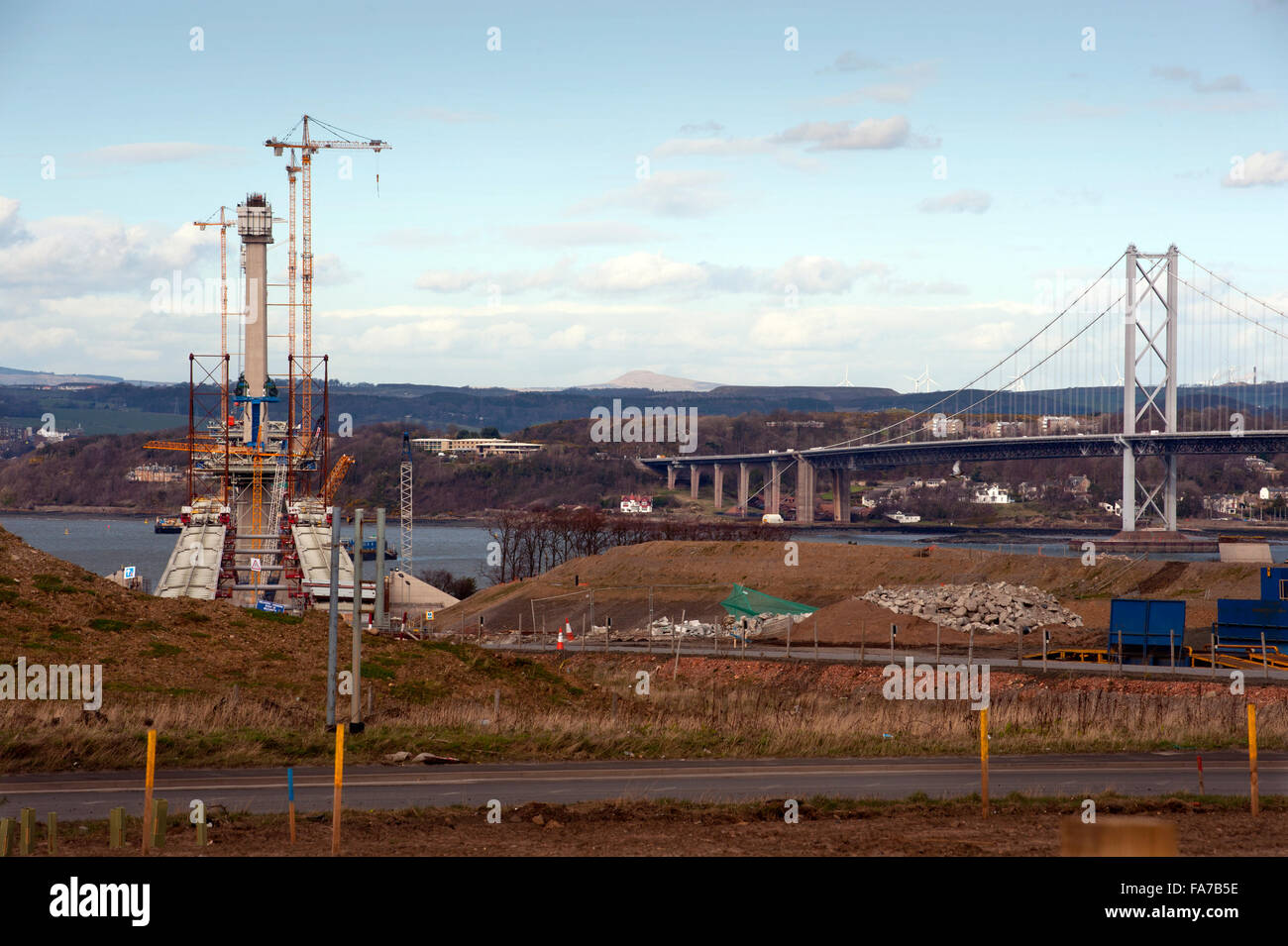 Il nuovo Queensferry incrocio sotto costruzione attraverso il Firth of Forth in Scozia accanto alla strada esistente e ponti ferroviari Foto Stock