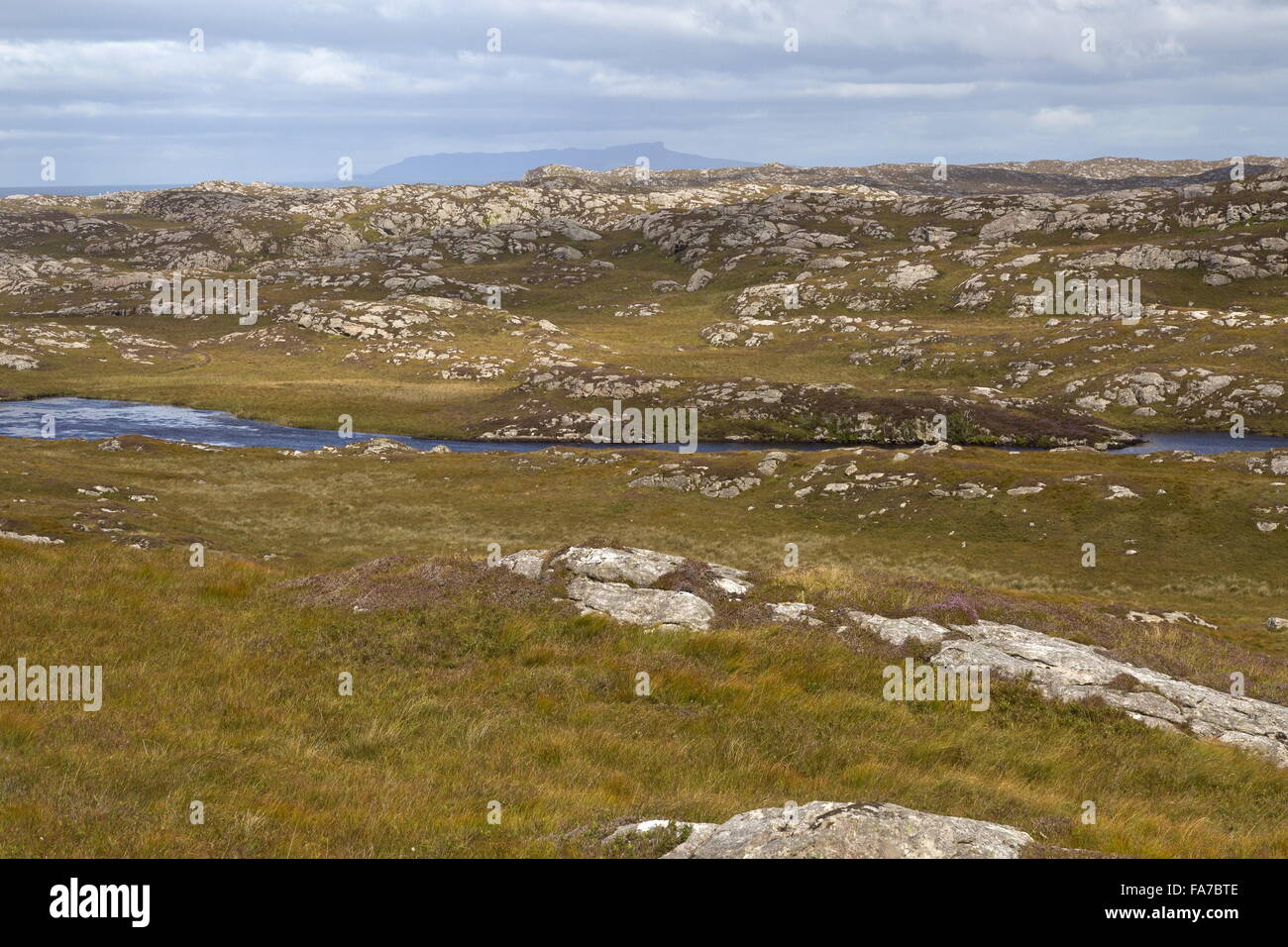 La wild ghiacciate Lewisian Gneiss campagna del nord Coll, Ebridi Interne, Scozia. Foto Stock