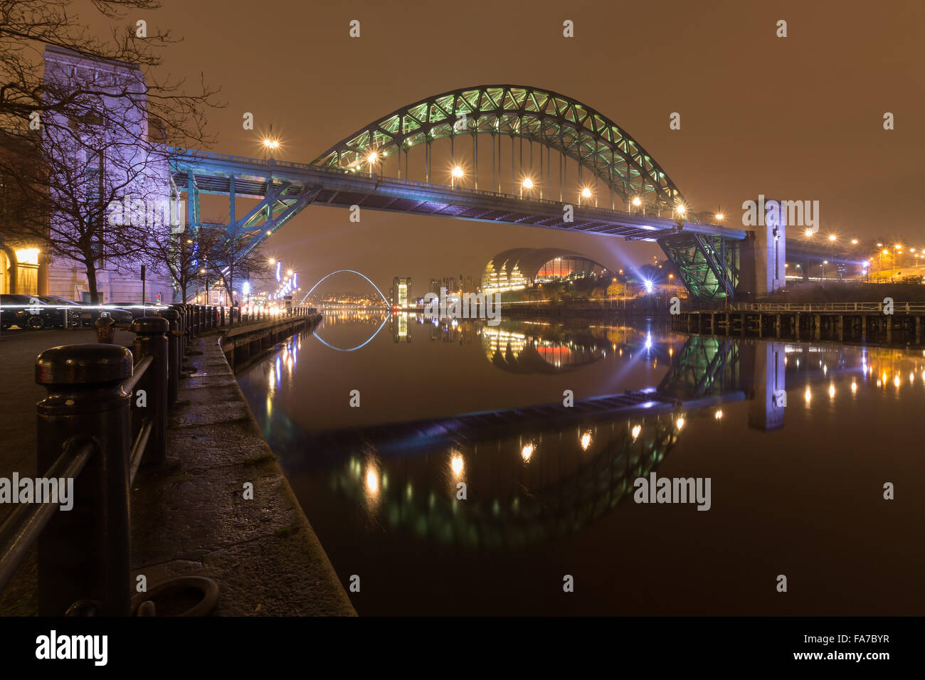 Tempo di notte fotografia del Tyne Bridge presi da Newcastle Quayside guardando attraverso il Tyne verso Gateshead. Foto Stock