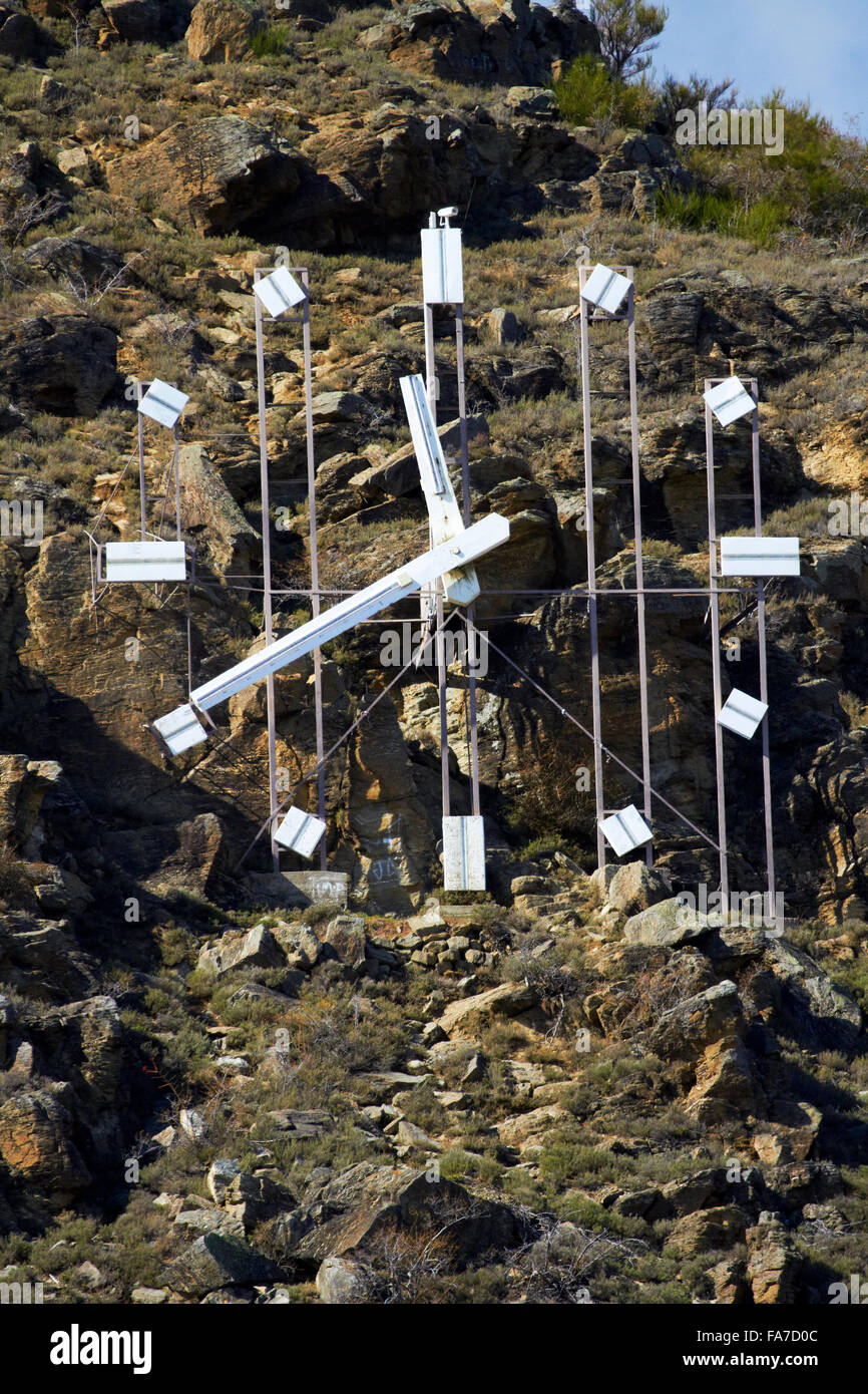 Gigantesco orologio sulla collina sopra Alexandra di Central Otago, Isola del Sud, Nuova Zelanda Foto Stock