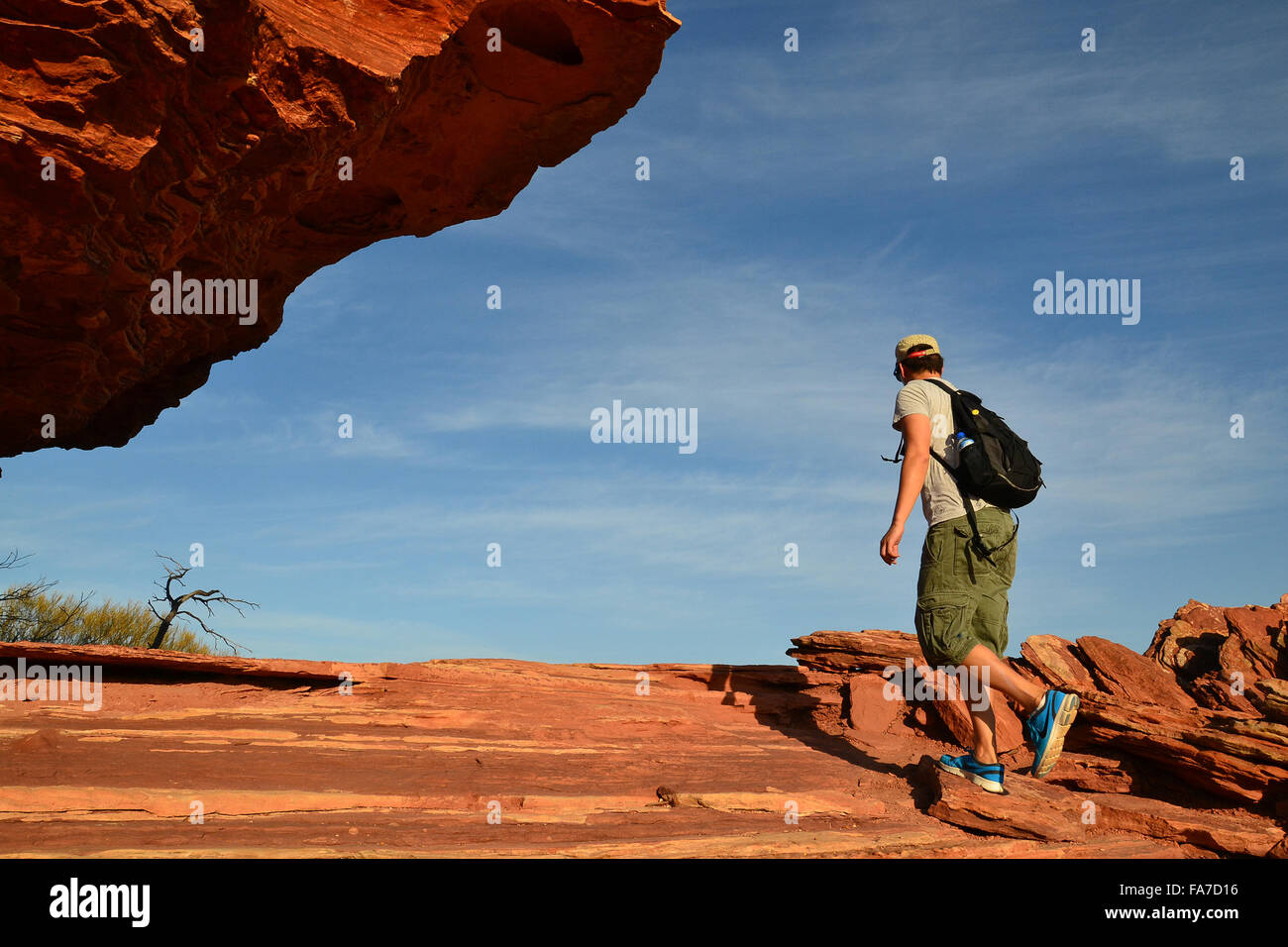 Escursioni e scoprire un blu e il paesaggio rosso Foto Stock