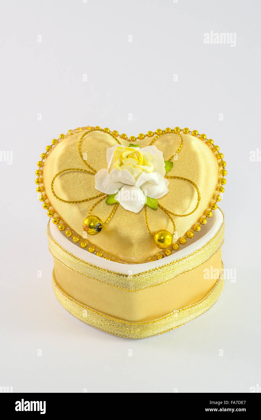 Cuore isolato di ceramica su sfondo bianco Foto Stock