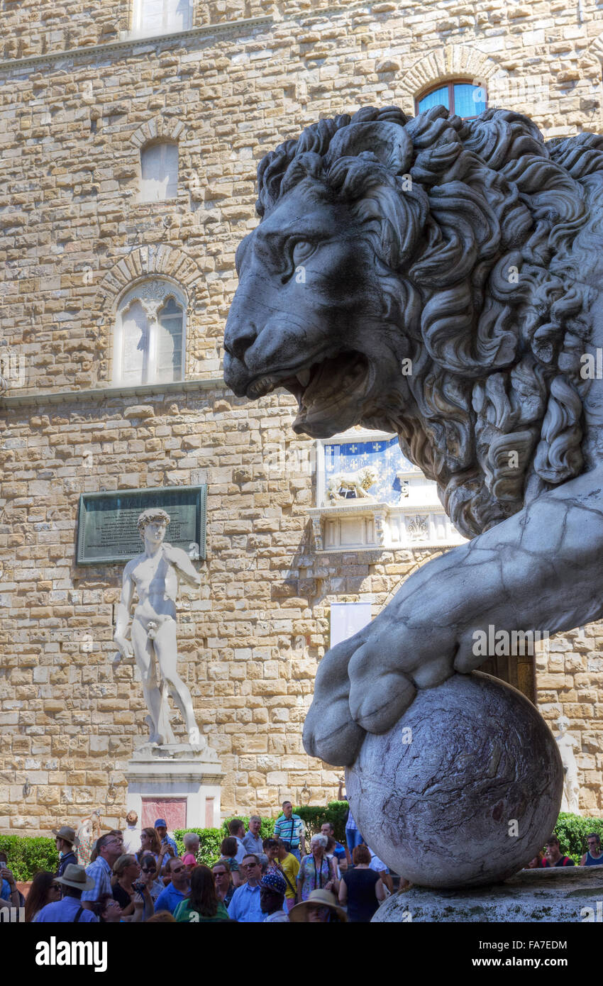 L'Italia,Toscana, Firenze, lion scultura e il David di Michelangelo in Piazza della Signoria Foto Stock