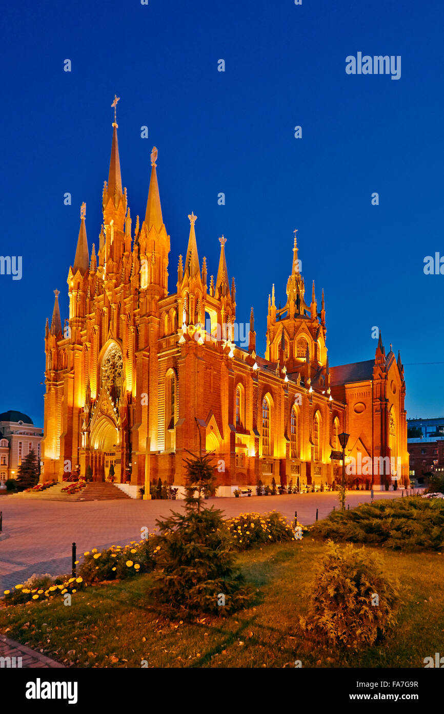 Cattedrale cattolica romana dell'Immacolata Concezione illuminata di notte. Mosca, Russia. Foto Stock