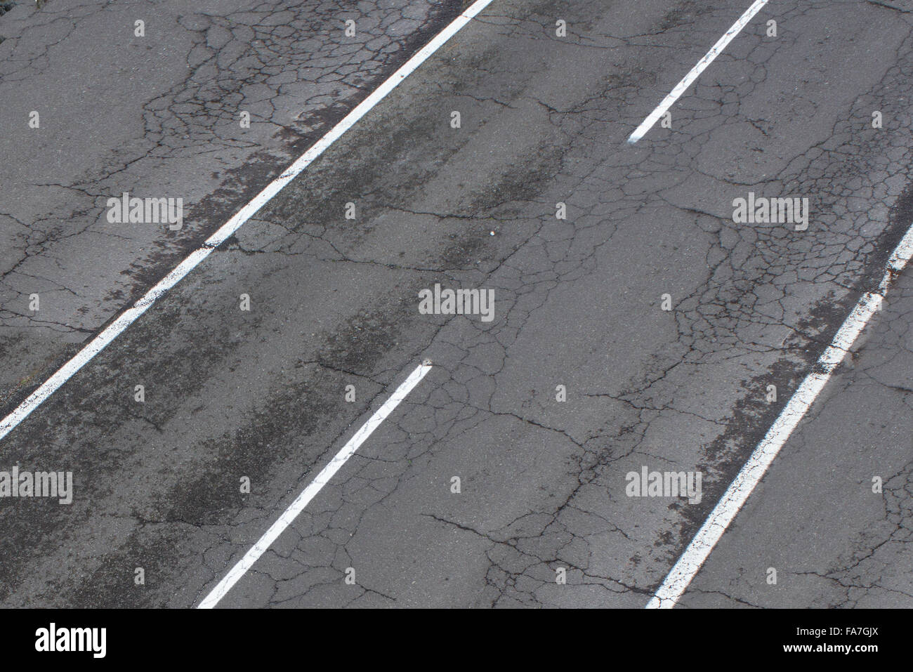 Vecchia strada rotto con asfalto screpolato, autostrada danneggiato Foto Stock