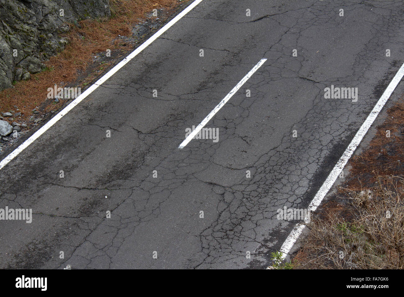 Vecchia strada / incrinato street asfalto, autostrada danneggiato Foto Stock