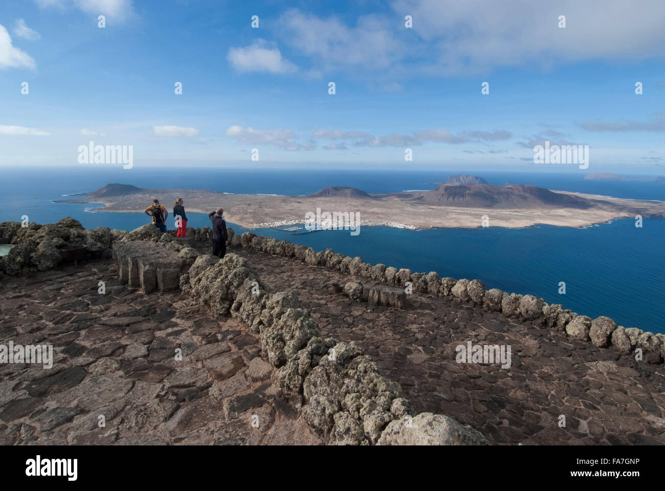 Mirador del Rio, una vista dall'estremità nord di Lanzarote verso l'isola di La Graciosa, Spagna. Foto Stock