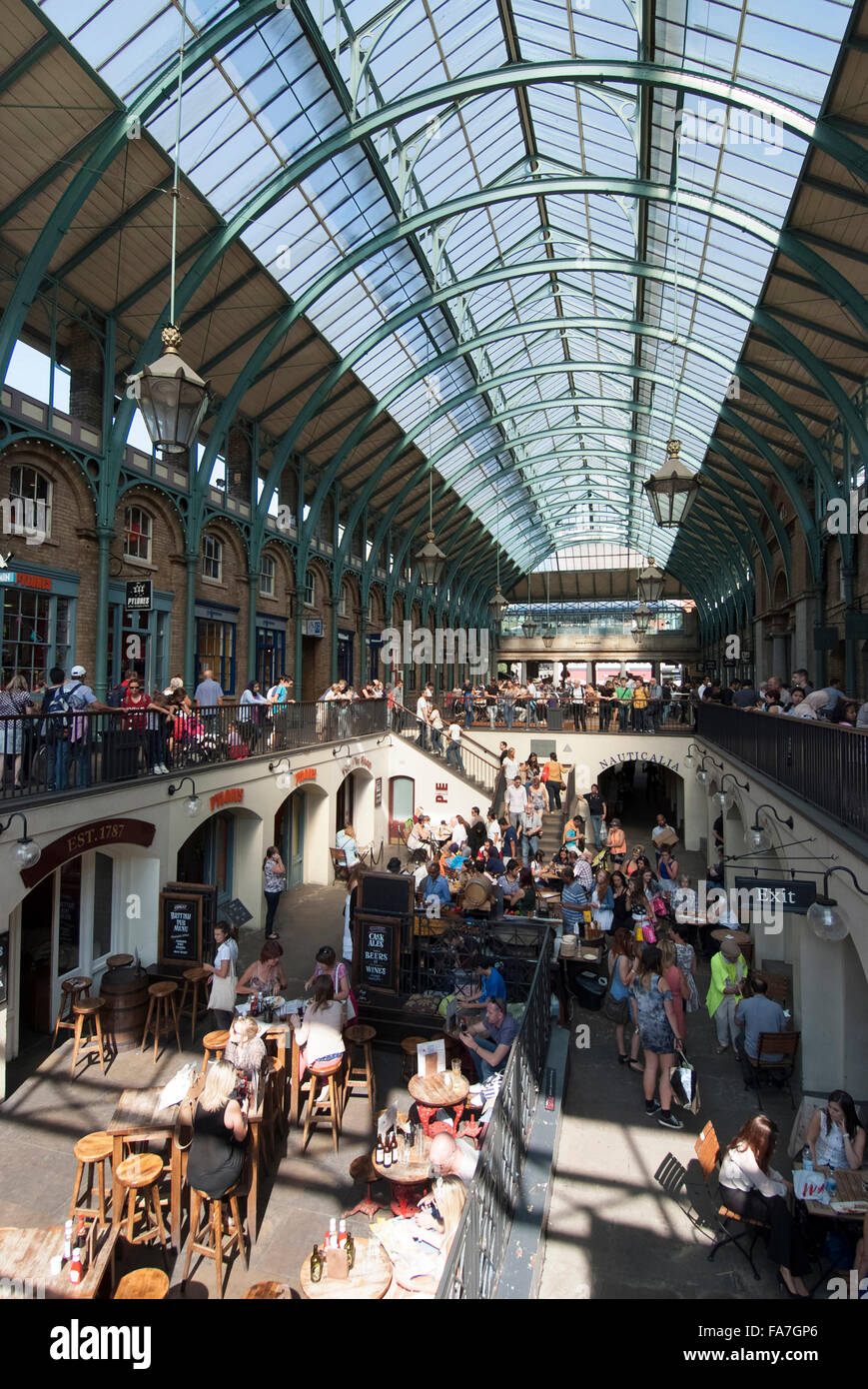 Mercato di Covent Garden. Lo storico mercato coperto edificio con un tetto di vetro. Cantine, un wine bar e una galleria di negozi. Foto Stock