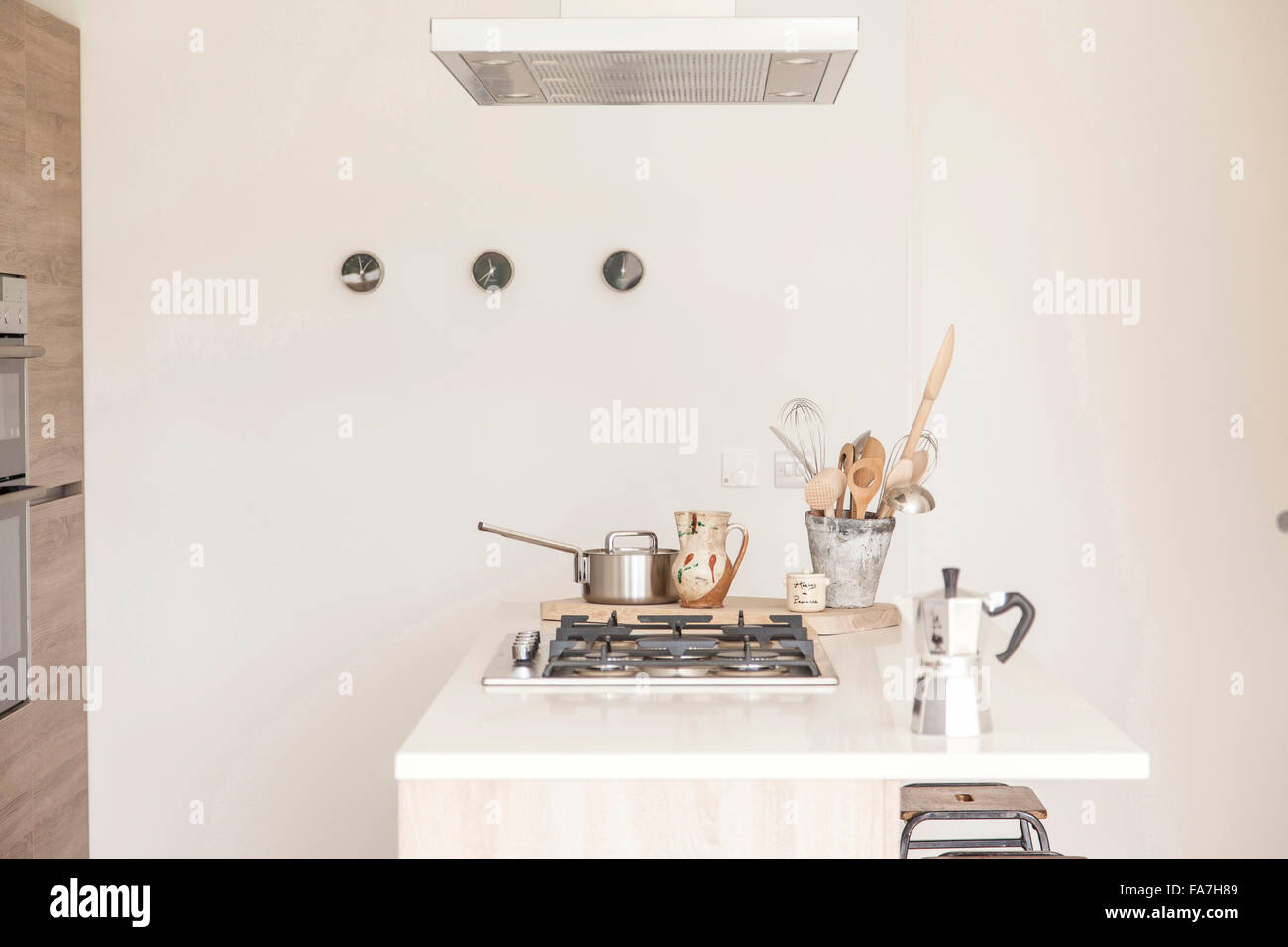 Dettaglio dell'isola centrale in casa residenziale, Cambridge una casa combinando stile moderno minimalista con la visualizzazione di oggetti tradizionali utilizzate nella vita di ogni giorno. Foto Stock