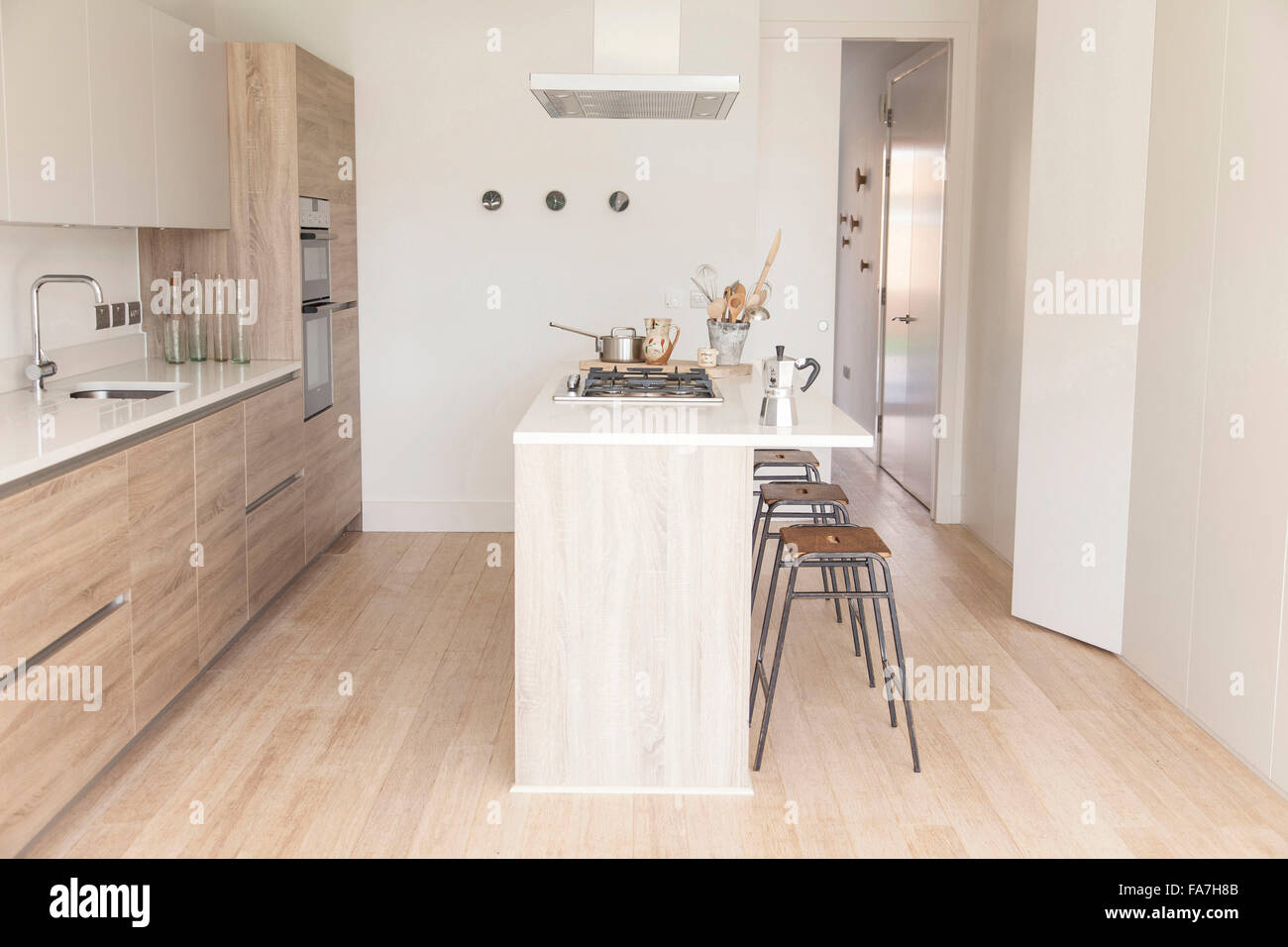 Dettaglio dell'isola centrale in casa residenziale, Cambridge una casa combinando stile moderno minimalista con la visualizzazione di oggetti tradizionali utilizzate nella vita di ogni giorno. Foto Stock