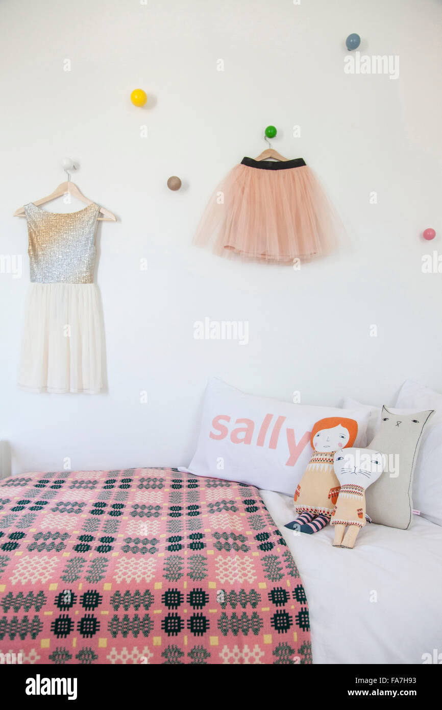 Letto singolo camera da letto delle ragazze. Una casa combinando stile moderno minimalista con la visualizzazione di oggetti tradizionali utilizzate nella vita di ogni giorno. Foto Stock