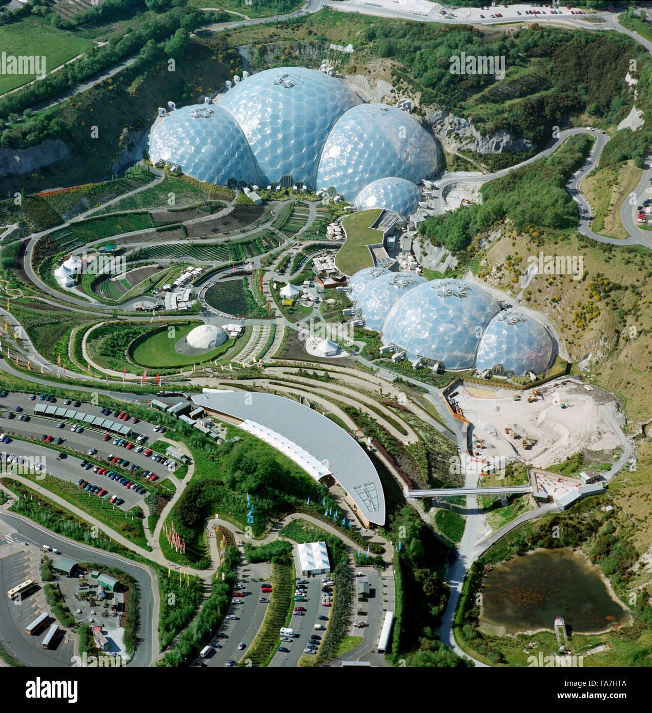 EDEN PROJECT, Cornwall. Vista aerea. Una serie di biodomes in una ex cava di argilla, pit e di attrazione turistica in Cornovaglia. Diodiversity. Foto Stock