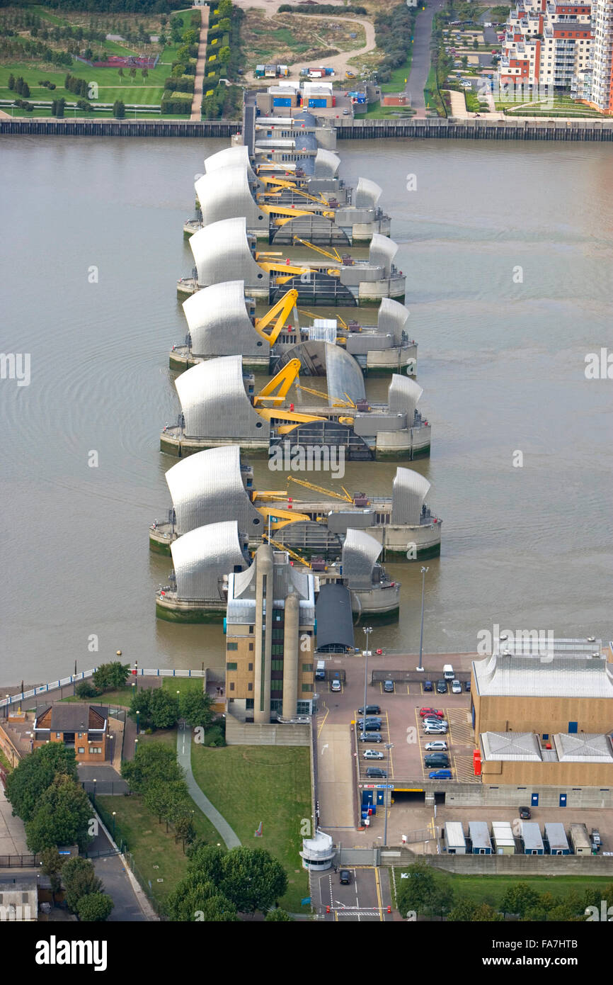 THAMES BARRIER, Woolwich raggiungere Londra. Vista aerea. Un controllo di inondazione struttura costruita tra il 1974 e il 1984 per proteggere Londra dalle inondazioni. A valle della capitale la barriera è destinato al controllo delle maree e mareggiate arrivando fino al fiume. Foto Stock