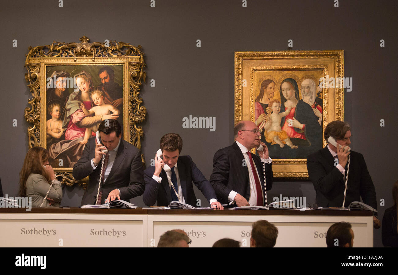 Gli agenti di vendita tenendo il telefono offerte. L'asta di dipinti dal Vecchio Maestro & British dipinti sera la vendita avviene a Sotheby's New Bond Street, Londra. Foto Stock