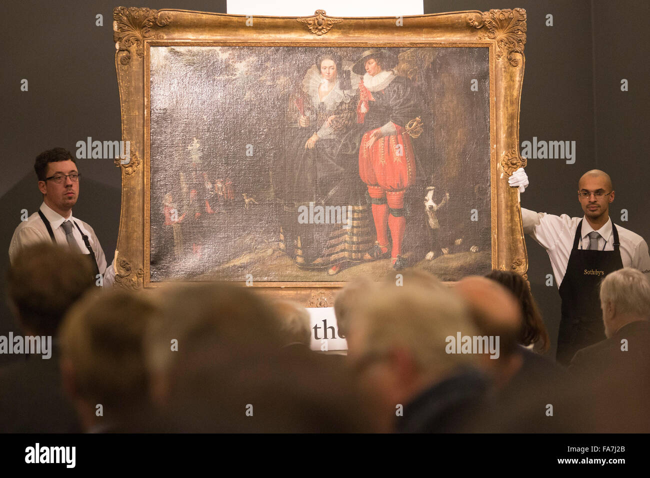 Gestori di eventi presentando un dipinto. L'asta di dipinti dal Vecchio Maestro & British dipinti sera la vendita avviene a Sotheby's New Bond Street, Londra. Foto Stock