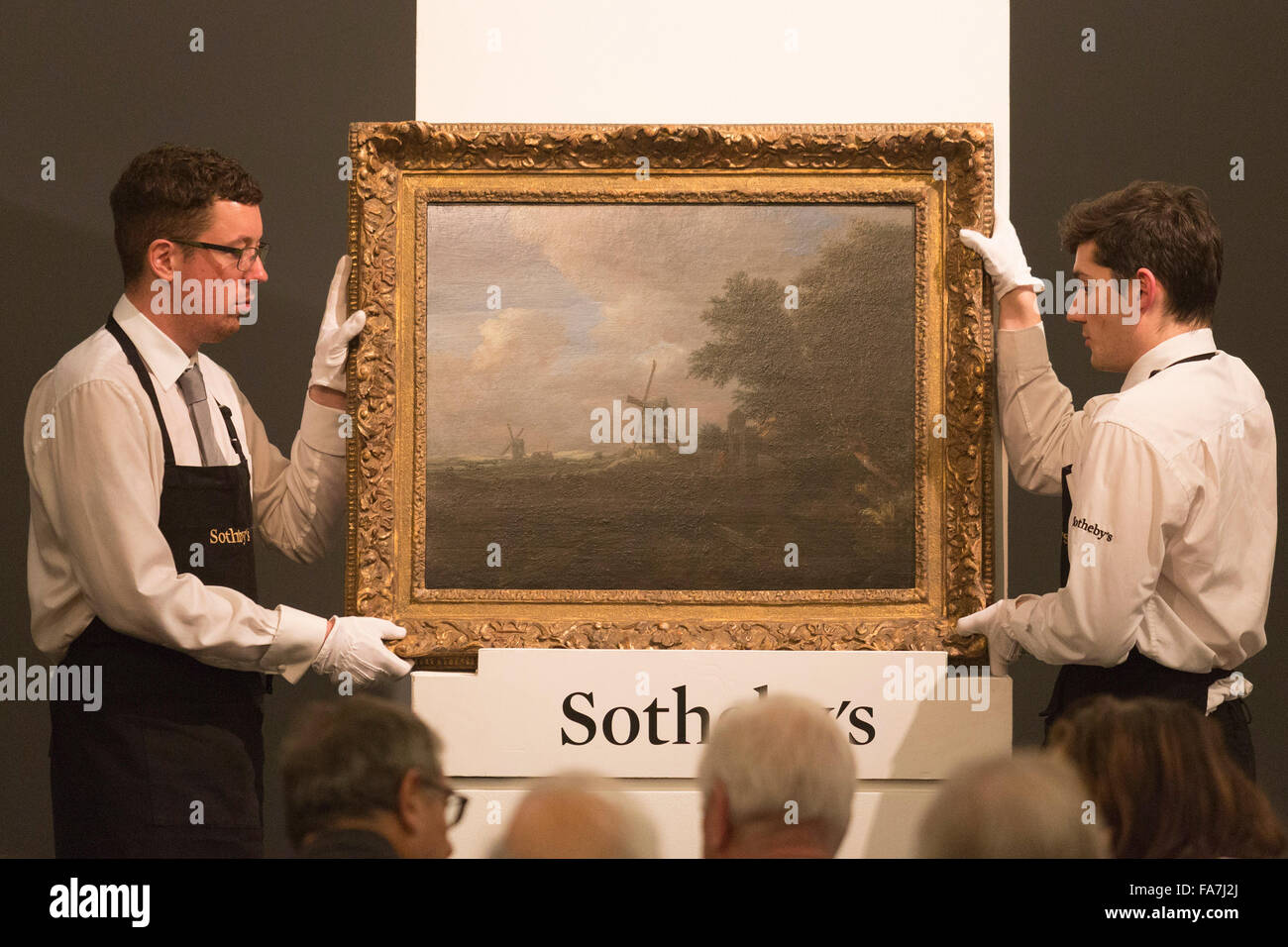 Gestori di eventi presentando un dipinto. L'asta di dipinti dal Vecchio Maestro & British dipinti sera la vendita avviene a Sotheby's New Bond Street, Londra. Foto Stock