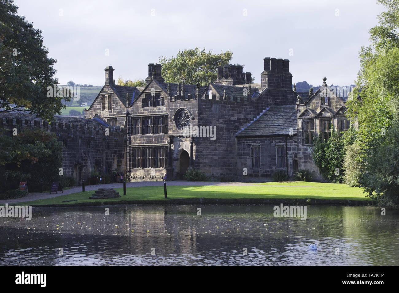 Lo stagno di fronte alla casa padronale a East Riddlesden Hall, West Yorkshire. East Riddlesden Hall è un maniero del XVII secolo con premiati giardini. Foto Stock