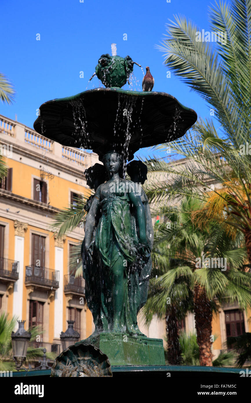 Fontana a Placa Reial, Barri Gotic, Barcellona, Spagna, Europa Foto Stock