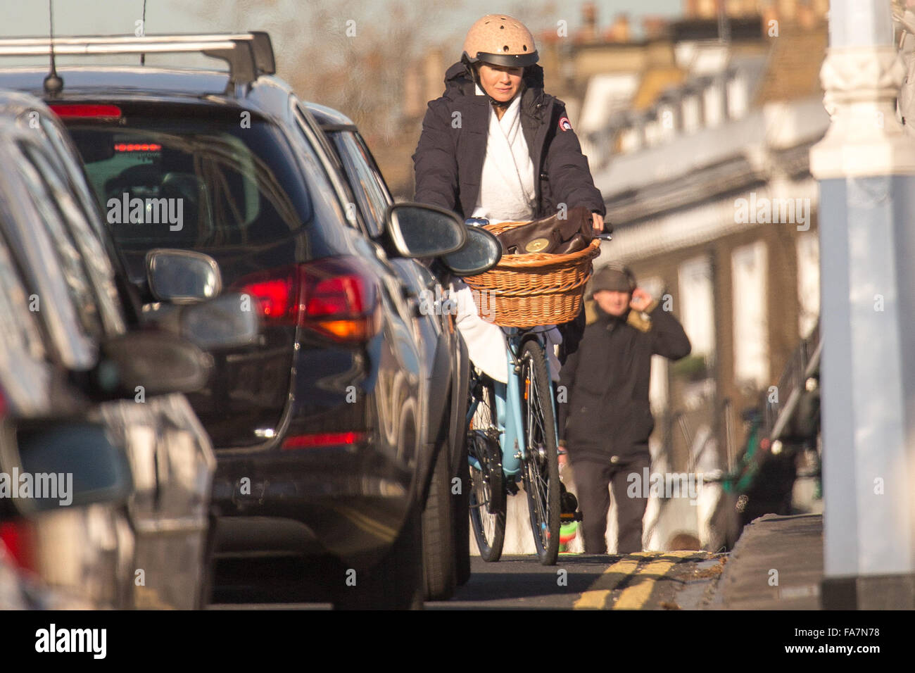 Renee Zellweger provoca il caos del traffico da cavalcare in veicoli che sopraggiungono in senso contrario su una bici nella sua vestaglia su Albert Bridge! Dotato di: Renee Zellweger dove: Londra, Regno Unito quando: 22 Nov 2015 Foto Stock