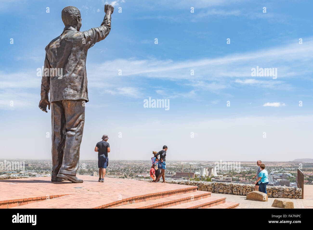 BLOEMFONTEIN, SUD AFRICA, dicembre 21, 2015: 6,5 m la statua di bronzo di Nelson Mandela sulla collina navale di Bloemfontein. Waaihoek, Foto Stock