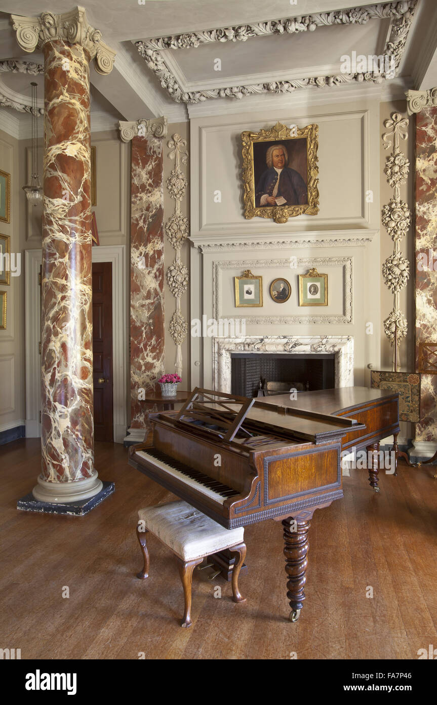Il pianoforte dal Cobbe collezione nella stanza della musica a Hatchlands Park Surrey. La stanza della musica è stato progettato da Sir Reginald Blomfield nel 1902. Foto Stock
